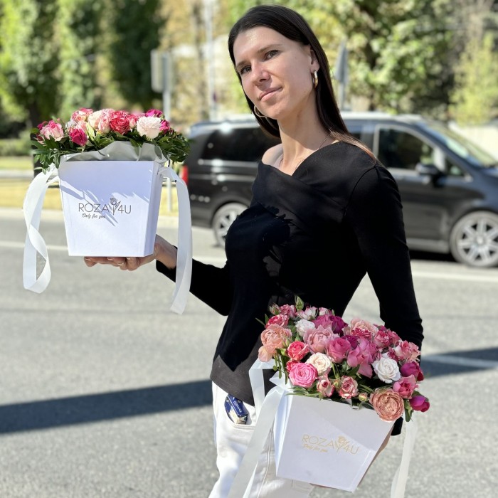 7 нежных кустовых и пионовидных роз в коробке MIX